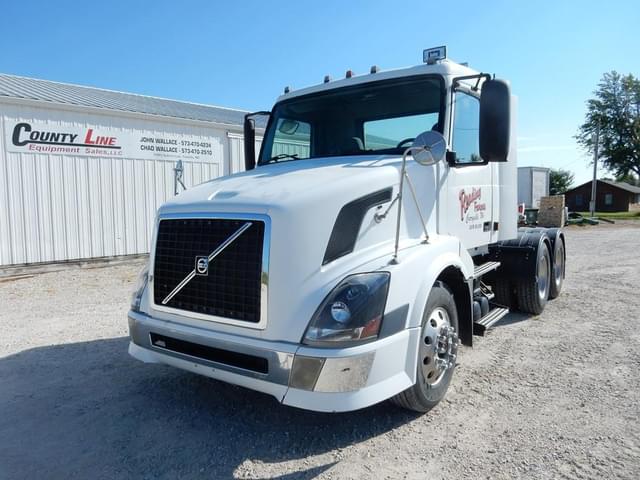 Image of Volvo VNL64T300 equipment image 2