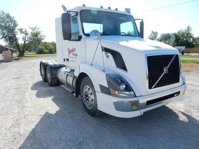 Image of Volvo VNL64T300 equipment image 4