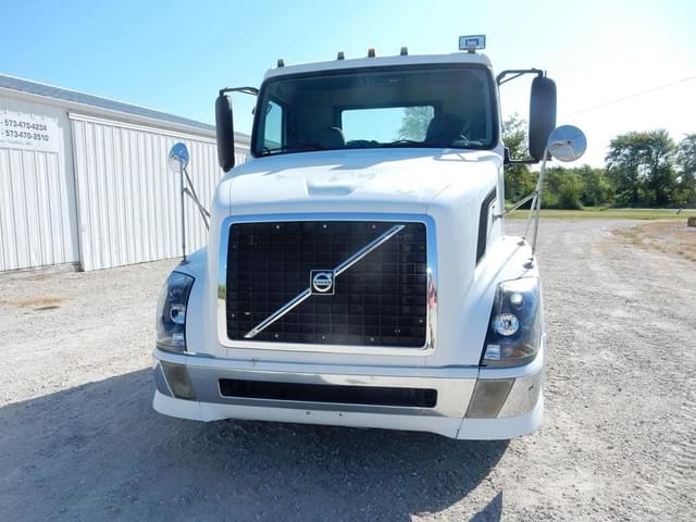 Image of Volvo VNL64T300 equipment image 3