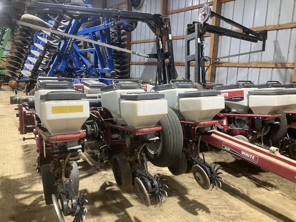 2005 White 8202 Equipment Image0