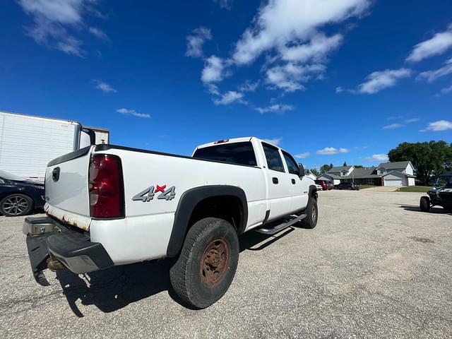 Image of Chevrolet 2500HD equipment image 4