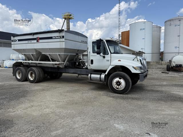 Image of International 7400 equipment image 1
