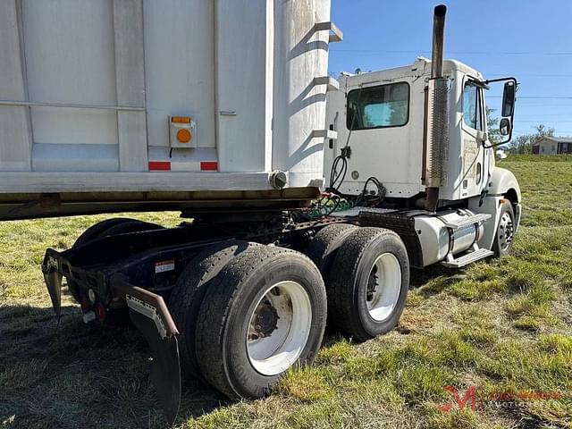Image of Freightliner Columbia equipment image 2