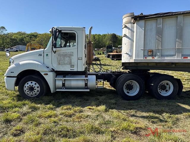 Image of Freightliner Columbia equipment image 4