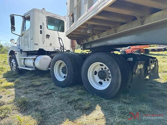 Image of Freightliner Columbia equipment image 3