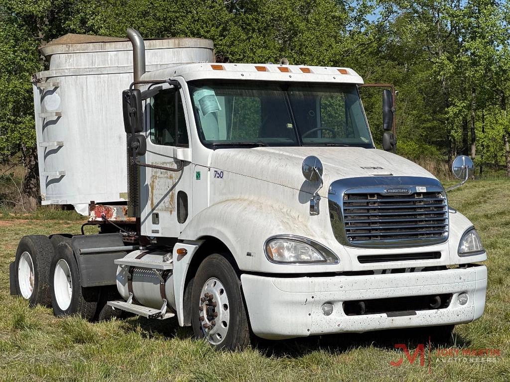 Image of Freightliner Columbia Primary image