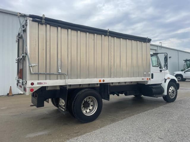 Image of International 4300 equipment image 4