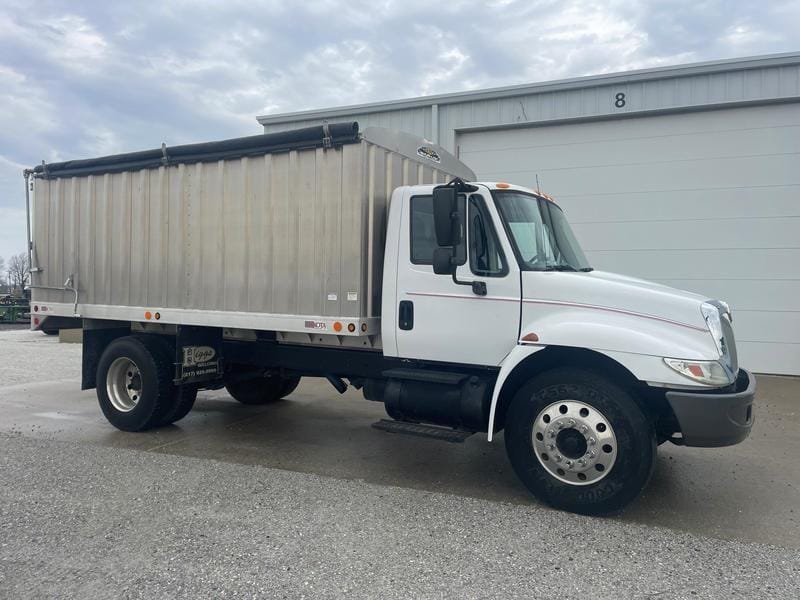 2006 International 4300 Equipment Image0