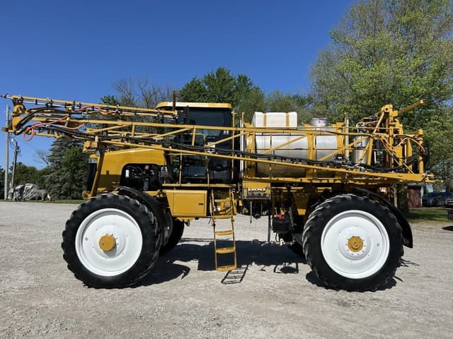 Image of Ag-Chem RoGator 1074 equipment image 2
