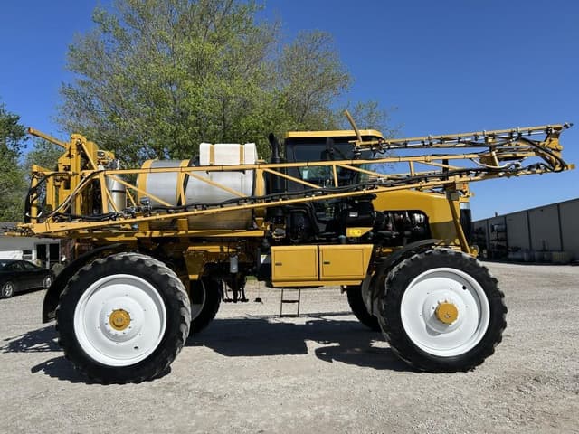 Image of Ag-Chem RoGator 1074 equipment image 3