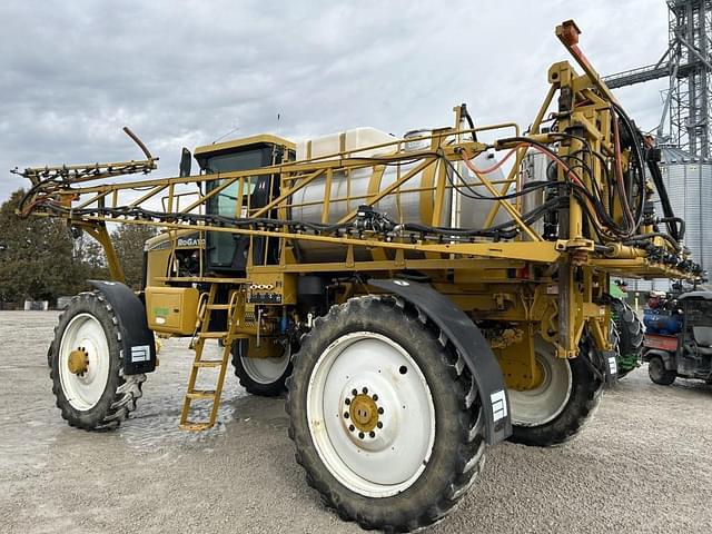 Image of Ag-Chem RoGator 1074 equipment image 2