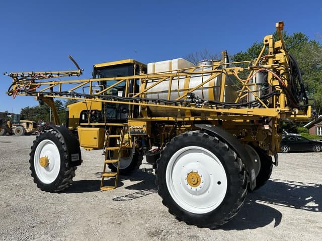 Image of Ag-Chem RoGator 1074 equipment image 4
