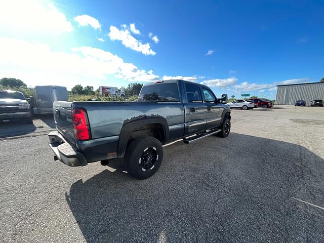 Image of GMC 2500HD equipment image 2
