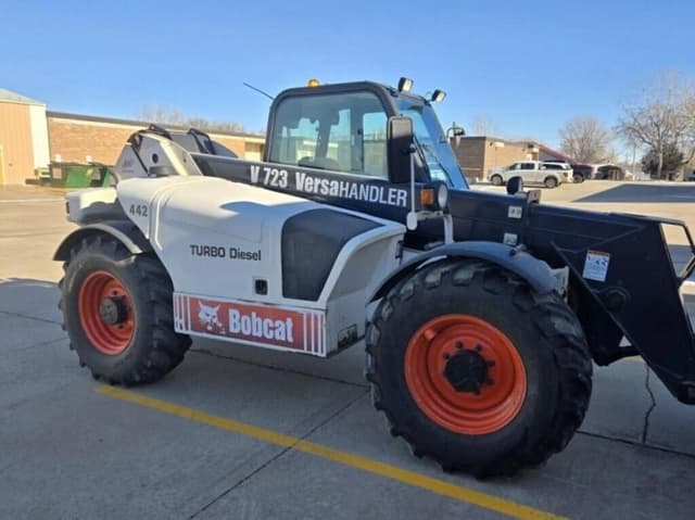 Image of Bobcat V723 equipment image 4