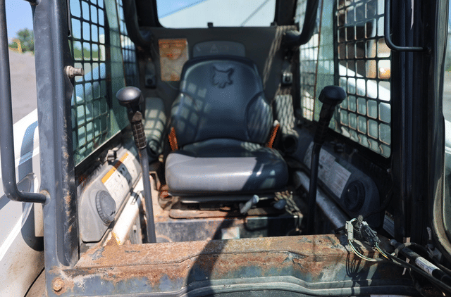 Image of Bobcat S220 equipment image 4