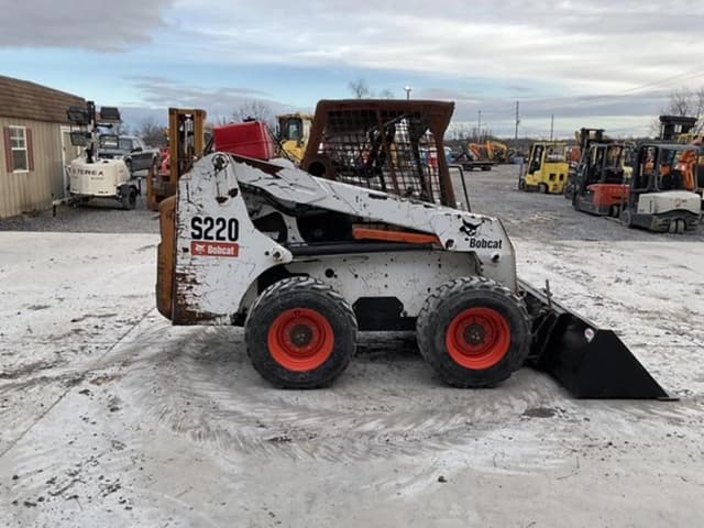 Image of Bobcat S220 equipment image 4