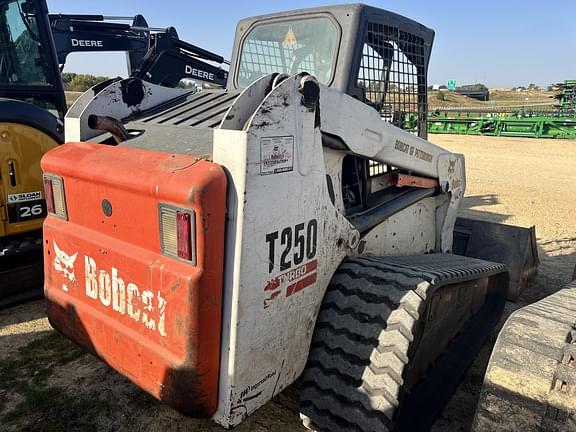 Image of Bobcat T250 equipment image 3