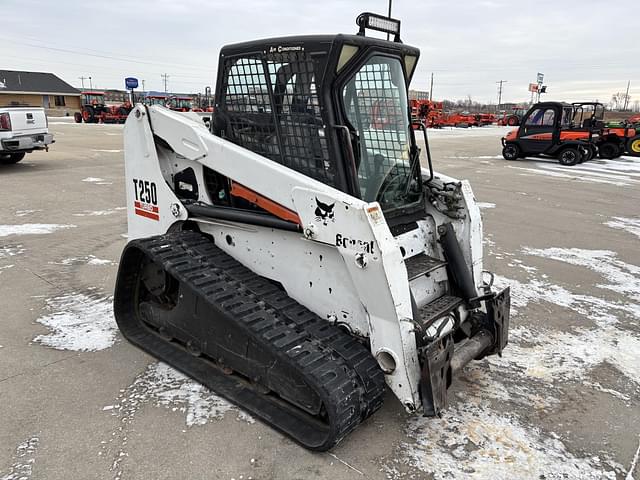 Image of Bobcat T250 equipment image 3