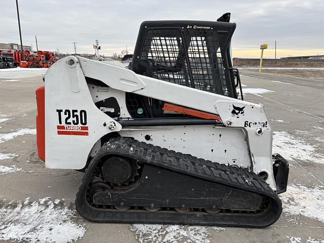 Image of Bobcat T250 equipment image 4