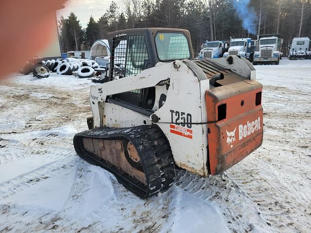 Image of Bobcat T250 equipment image 3