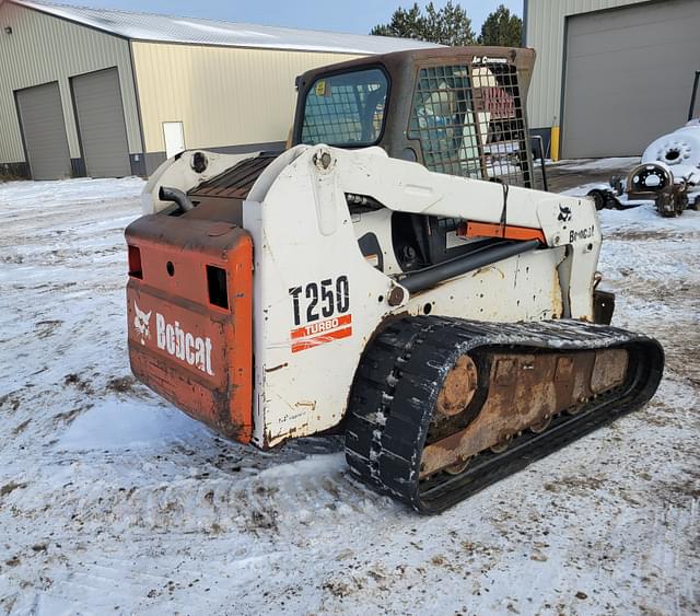 Image of Bobcat T250 equipment image 2