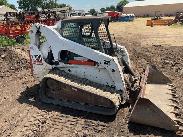 Image of Bobcat T300 equipment image 4