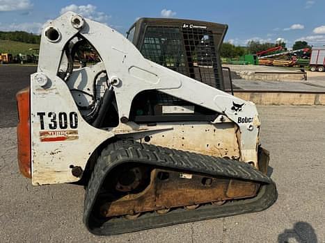 Image of Bobcat T300 equipment image 2