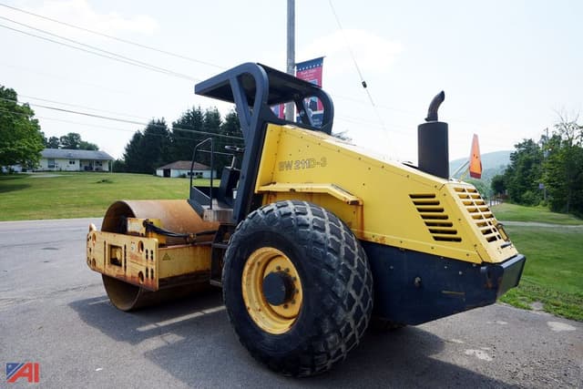 Image of Bomag BW211D-3 equipment image 3