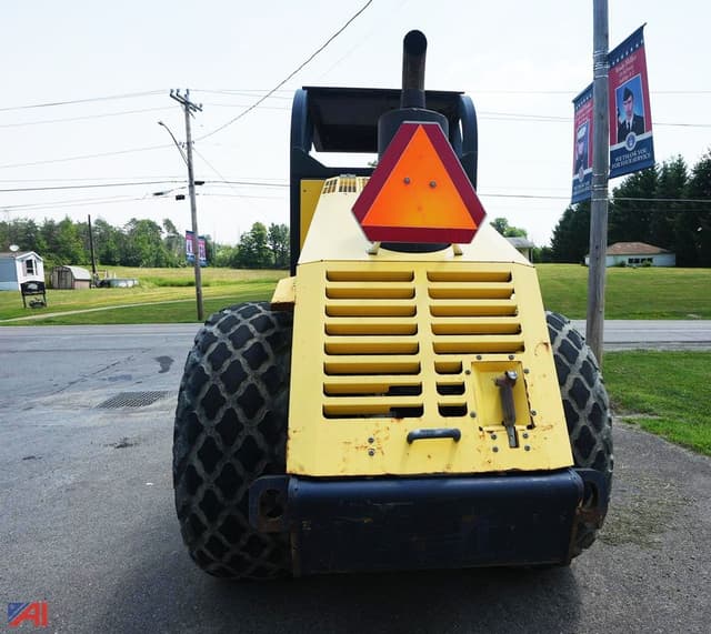 Image of Bomag BW211D-3 equipment image 2