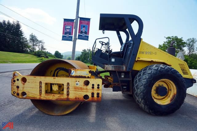 Image of Bomag BW211D-3 equipment image 1