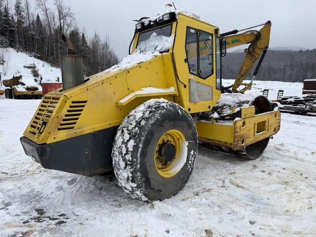 Image of Bomag BW211D-3 equipment image 4