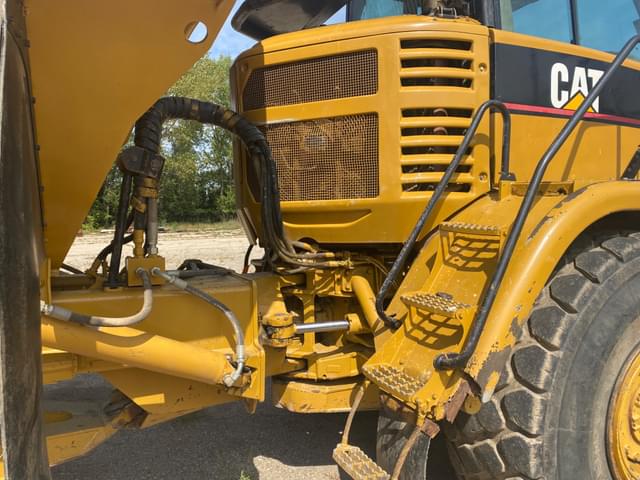 Image of Caterpillar 725 equipment image 4