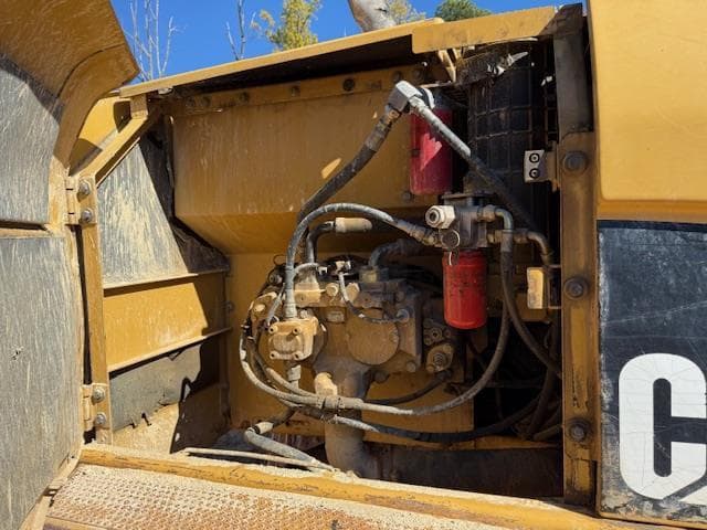 Image of Caterpillar 320CL equipment image 3