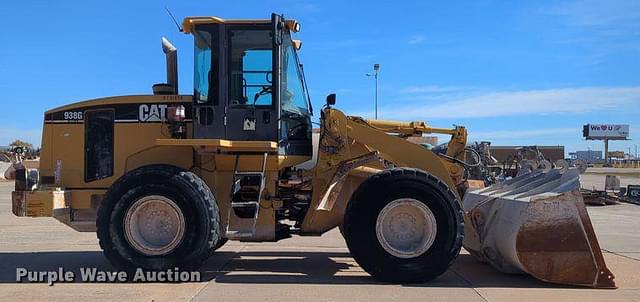 Image of Caterpillar 938G equipment image 3