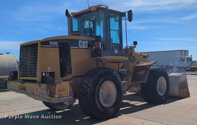 Image of Caterpillar 938G equipment image 4