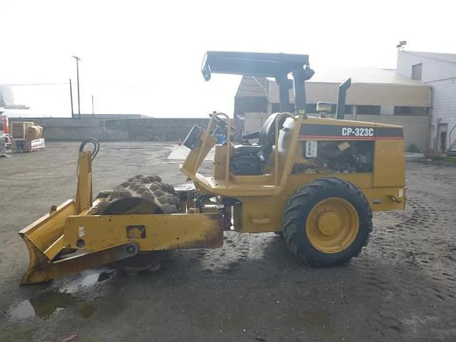 Image of Caterpillar CP-323C equipment image 4