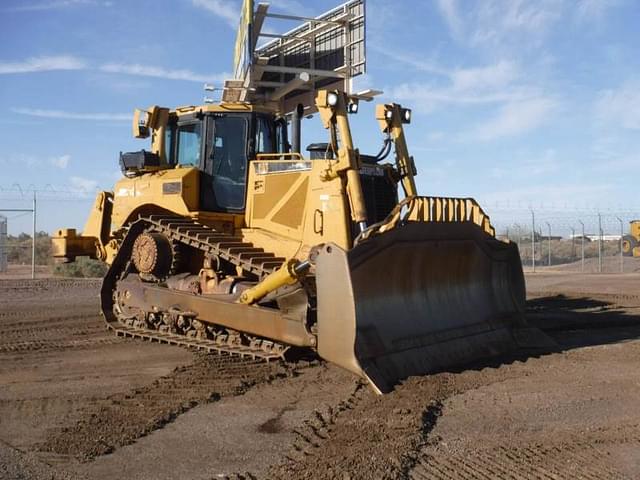Image of Caterpillar D8T equipment image 2