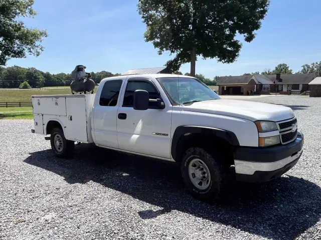 Image of Chevrolet 2500 equipment image 3
