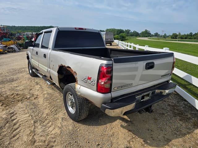 Image of Chevrolet 2500HD equipment image 2