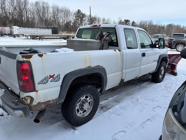 Image of Chevrolet 2500HD equipment image 3