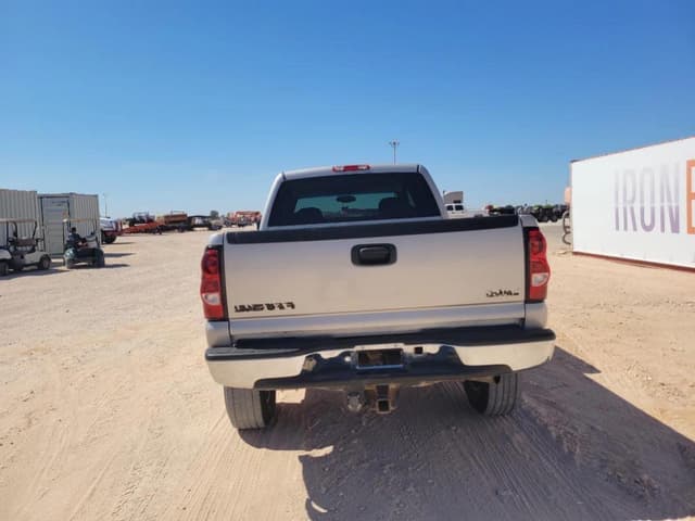 Image of Chevrolet 2500HD equipment image 3