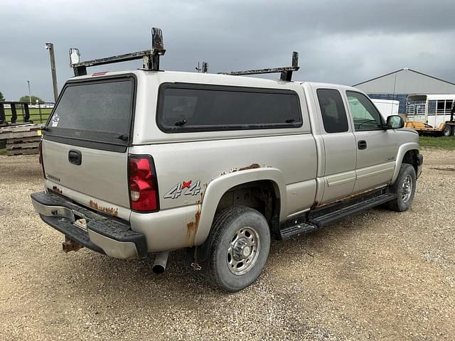 Image of Chevrolet 2500HD equipment image 3