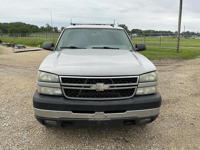 Image of Chevrolet 2500HD equipment image 2