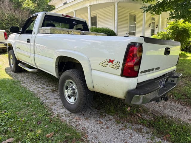 Image of Chevrolet 2500HD equipment image 3