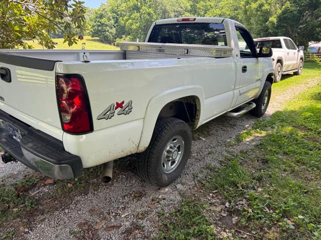 Image of Chevrolet 2500HD equipment image 2