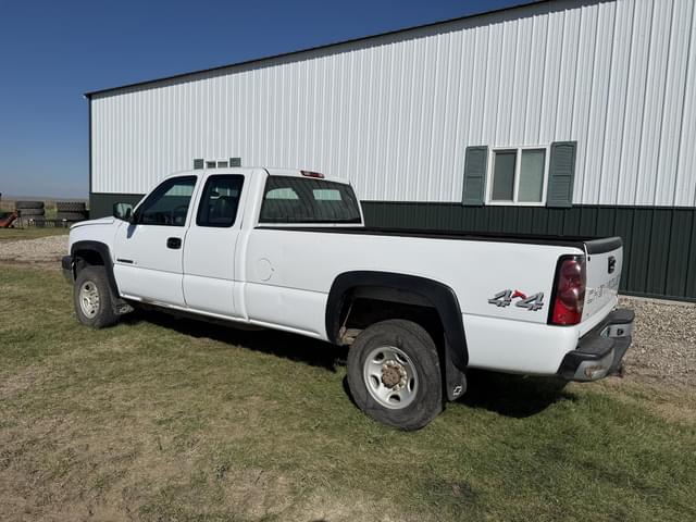 Image of Chevrolet 2500HD equipment image 2
