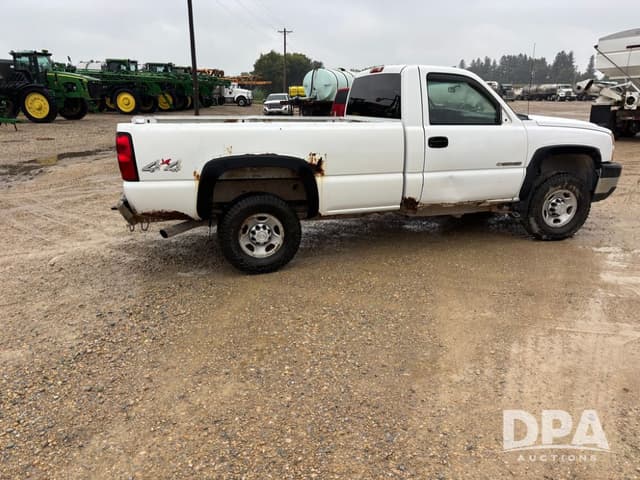 Image of Chevrolet 2500HD equipment image 3
