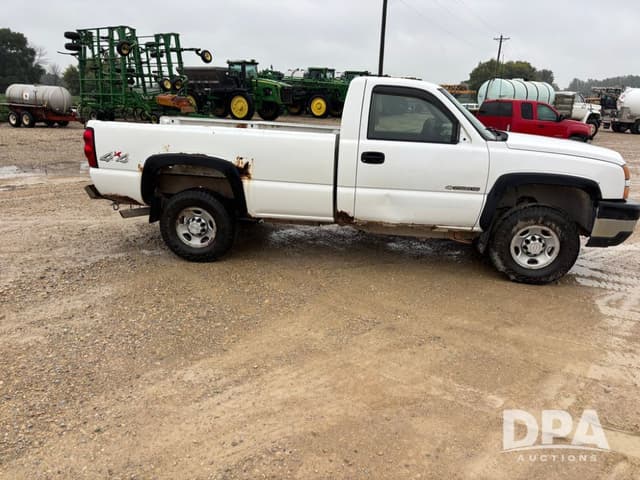 Image of Chevrolet 2500HD equipment image 2