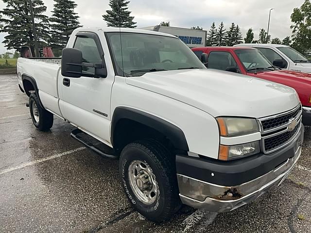 Image of Chevrolet 2500HD equipment image 2