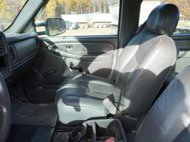 Image of Chevrolet 2500HD equipment image 4